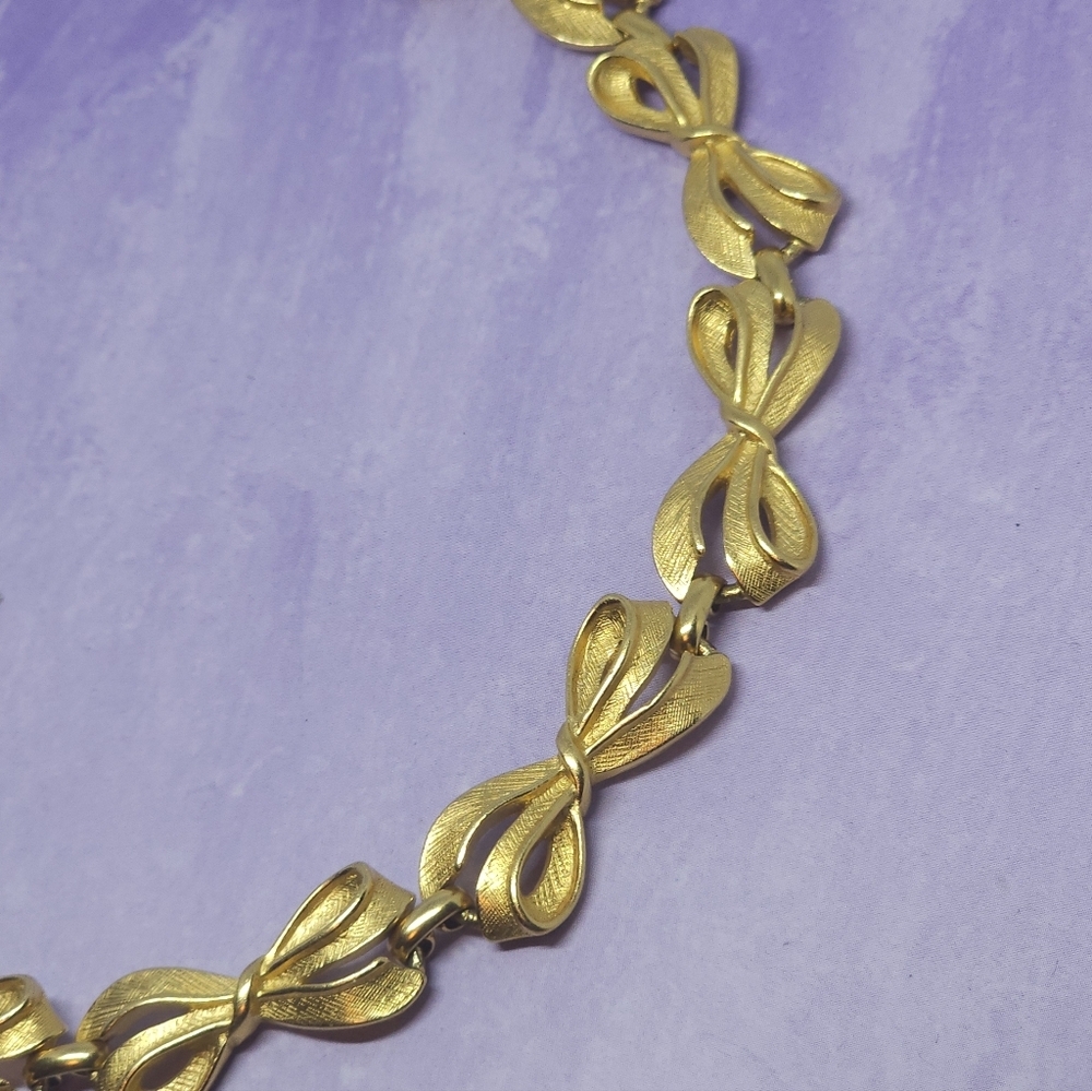 Crown Trifari Gold Tone Bow Choker Necklace NWT - Picture 2 of 7